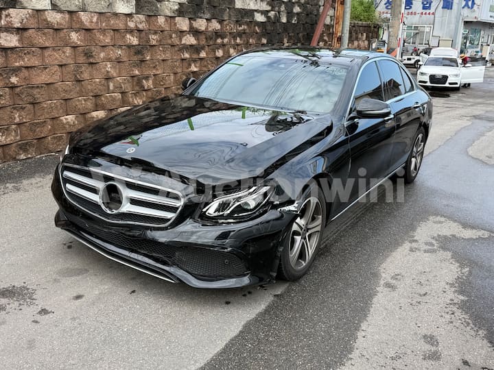 2019 Mercedes Benz E300 — VIN WDDZF4JB0KA695936
