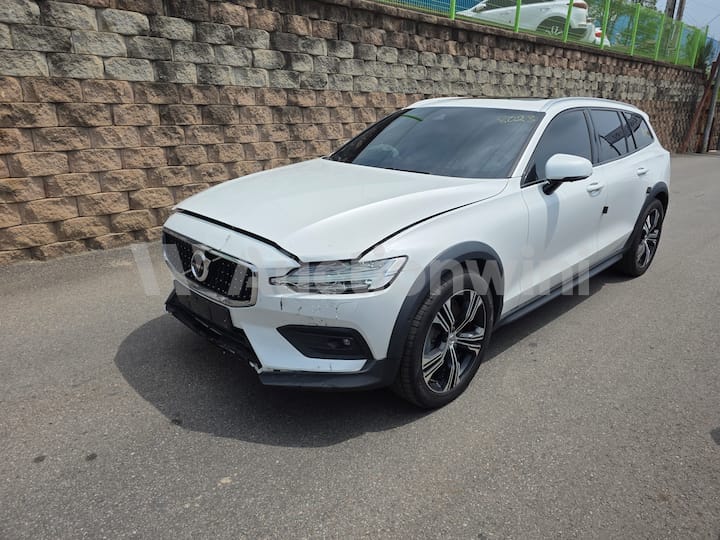 2020 Volvo V60 — VIN YV1ZZ102CL1045877