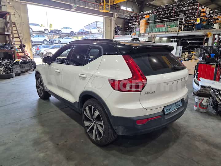 2022 Volvo XC40 — VIN YV1XZEDAEN2779447