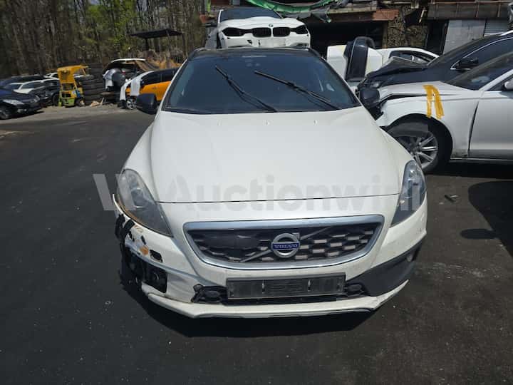 2015 Volvo V40 — VIN YV1MZA8KDF2074674
