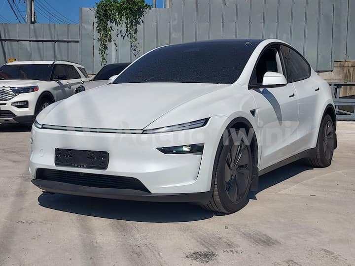2025 Tesla Model Y — VIN LRWYGCFJ5SC047488