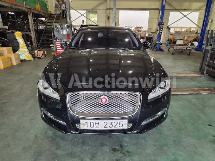 2017 Jaguar XJ — VIN SAJAA10S1HPW05593